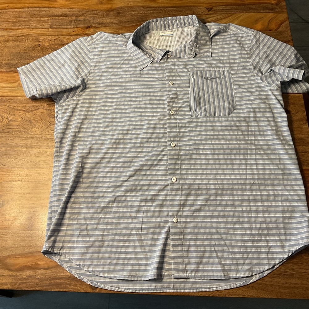Men’s Columbia short sleeve button front shirt. Size XXL